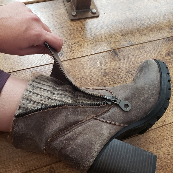 BROWN Fold Over Booties Size 8 - Picture 3 of 7